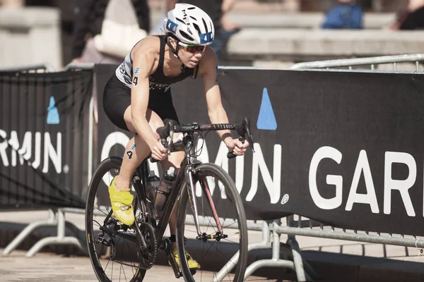 Andrea Hewitt (NZL) cycling in the womens ITU triathlon series — Stock Photo, Image