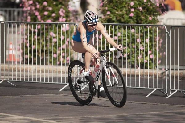 Ilaria Zane (Ita) fietsen in de womens Itu triathlon series — Stockfoto