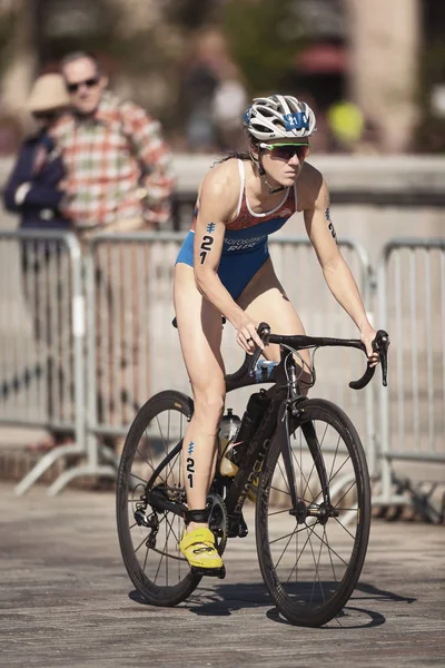 Anastasia Abrosimova (RUS) cycling in the womens ITU triathlon s — Stock Photo, Image