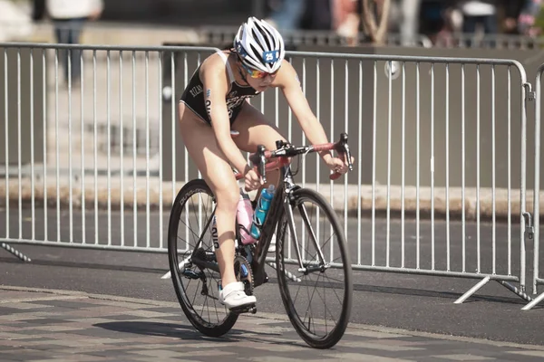 Minami Kubono (Jap) fietsen in de womens Itu triathlon series — Stockfoto