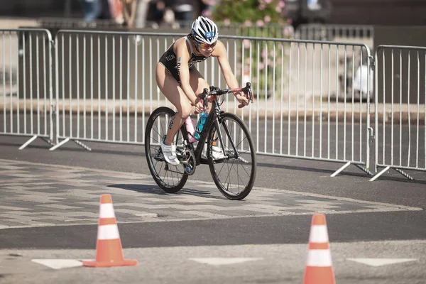 南久保野 (ジャップ) レディース Itu トライアスロン シリーズでのサイクリング — ストック写真