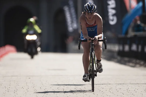 Maria Tchulko (RUS) ciclismo na série de mulheres ITU triatlo — Fotografia de Stock