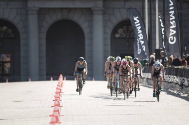 Grup Stimpson ve kadın ITU Bisiklete binme Spivey ile takip