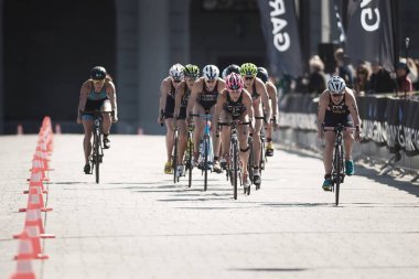 Grup Stimpson ve kadın ITU Bisiklete binme Spivey ile takip