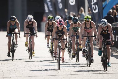 Grup Stimpson ve kadın ITU Bisiklete binme Spivey ile takip