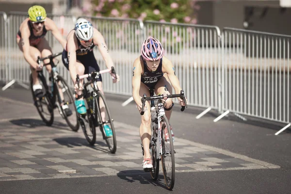 Chasing group with Stimpson and Spivey cycling in the womens ITU — Stock Photo, Image