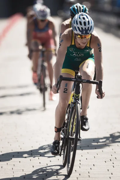 Ashleigh Gentle (Aus) cykling i womens Itu triathlon-serien — Stockfoto