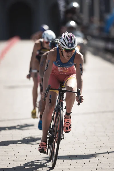Ciclismo Carolina Routier (ESP) en la serie de triatlones de la UIT para mujeres —  Fotos de Stock