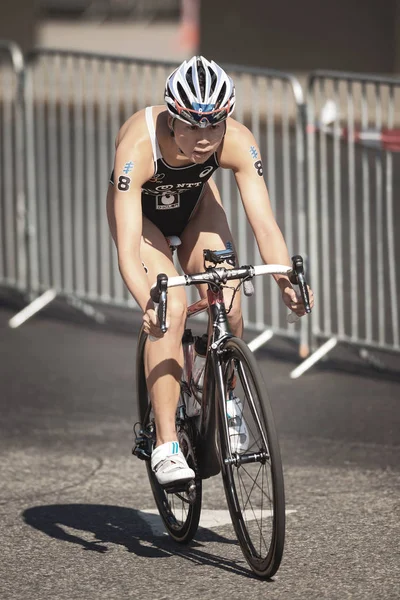 Yuka Sato (Jap) cykling i womens Itu triathlon-serien — Stockfoto