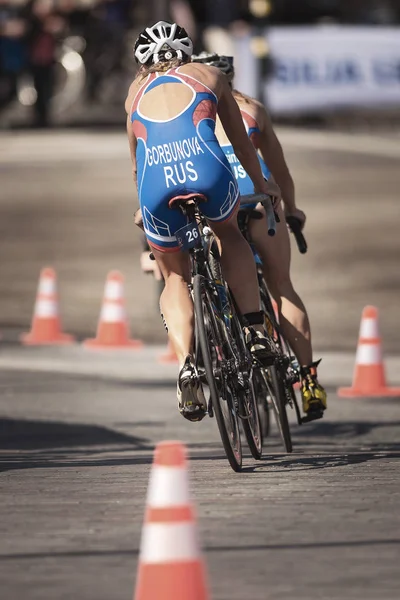 Chasser le cyclisme de groupe dans la série de triathlon féminine de l'UIT — Photo