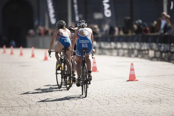 Chasing groep fietsen in de womens Itu triathlon series — Stockfoto