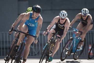 Kovalayan grup kadın ITU triatlon serisi Bisiklete binme