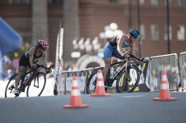 Kaidi Kvioja (Est ve Deborah kadın içinde Bisiklete binme Lynch (Nzl) 