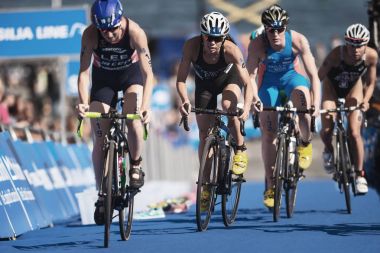 Kovalayan grup kadın ITU triatlon serisi Bisiklete binme