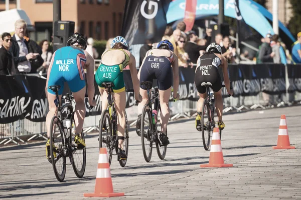 Pronásleduje skupina cyklistiky v Dámské Itu triathlon série — Stock fotografie