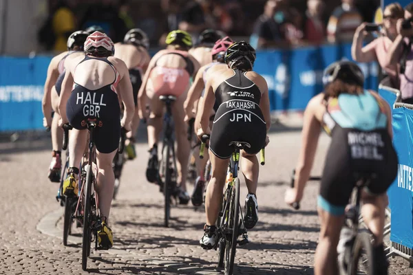 Verfolgergruppe Radfahren in der Damen-Triathlonserie — Stockfoto
