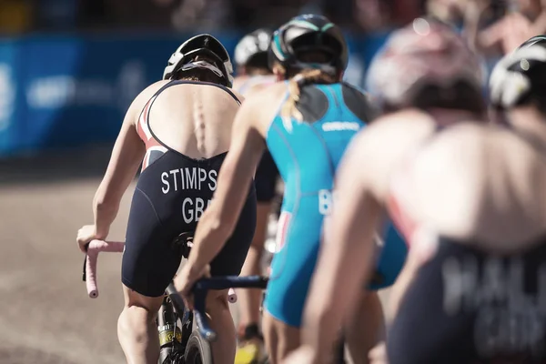 Chasing group cycling in the womens ITU triathlon series — Stock Photo, Image