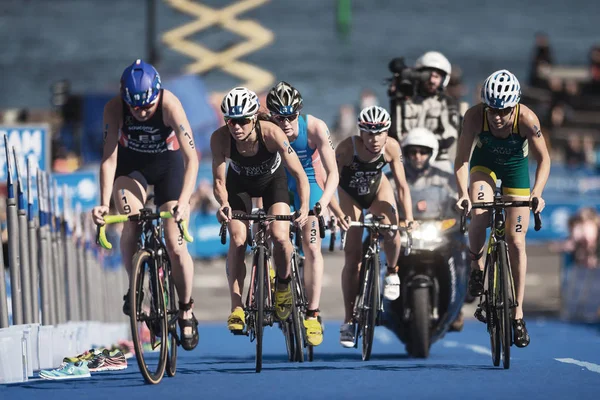 Inseguire il ciclismo di gruppo nella serie di triathlon ITU femminile — Foto Stock