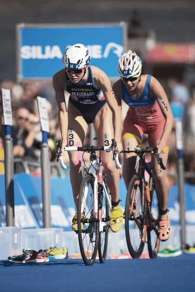 Cassandre Beaugrand (FRA) y Carolina Routier (ESP) en bicicleta en —  Fotos de Stock