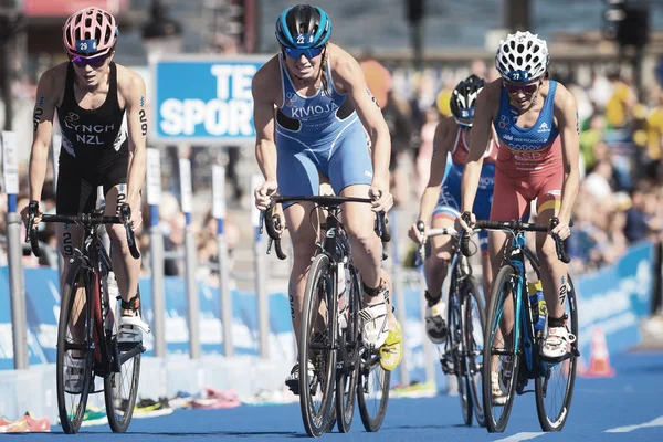 Verfolgergruppe Radfahren in der Damen-Triathlonserie — Stockfoto
