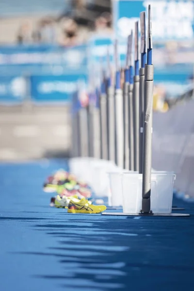 Zapatillas de correr en el área de transición en el triatlón de la UIT para mujeres —  Fotos de Stock