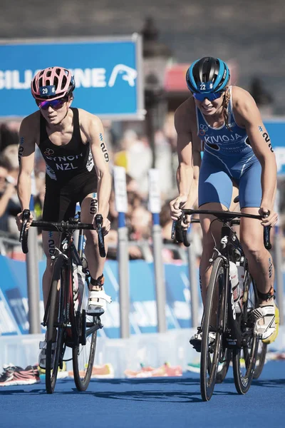Deborah Lynch (NZL) e Kaidi Kivoja (EST) pedalando nas mulheres — Fotografia de Stock