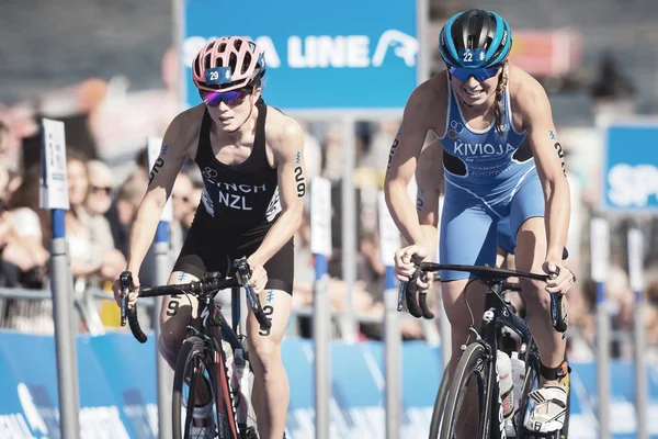 Deborah Lynch (NZL) et Kaidi Kivoja (EST) cyclisme chez les femmes — Photo