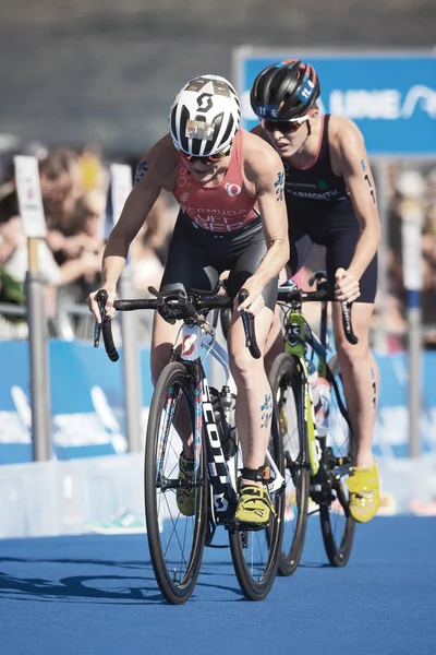 Líder Flora Duffy (BER) antes de Jessica Learmonth (GBR) en el c — Foto de Stock