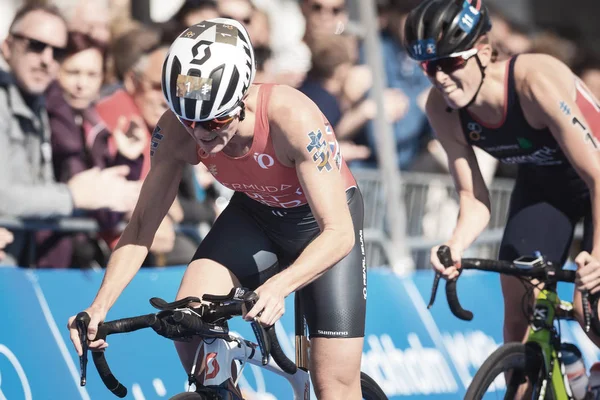 Leader Flora Duffy (BER) before Jessica Learmonth (GBR) at the c — Stock Photo, Image