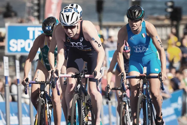 Persiguiendo el ciclismo en grupo en la serie de triatlón de la UIT para mujeres —  Fotos de Stock