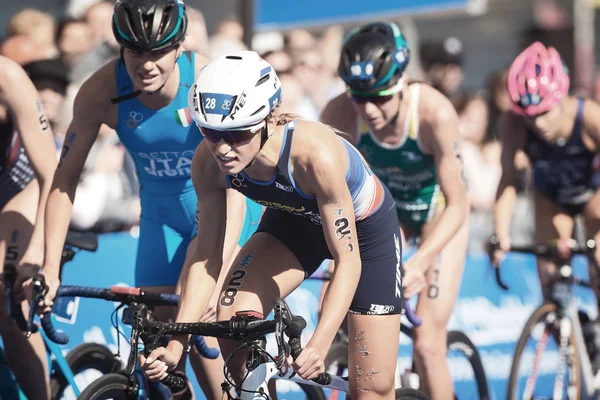 Persiguiendo el ciclismo en grupo en la serie de triatlón de la UIT para mujeres —  Fotos de Stock