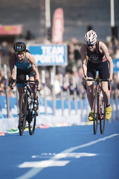 Lucy Hall (GBR) in bicicletta nella serie di triathlon ITU femminile — Foto Stock