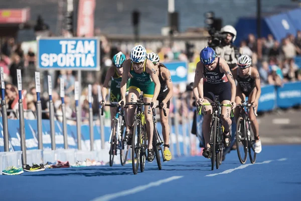 Persiguiendo el ciclismo en grupo en la serie de triatlón de la UIT para mujeres —  Fotos de Stock