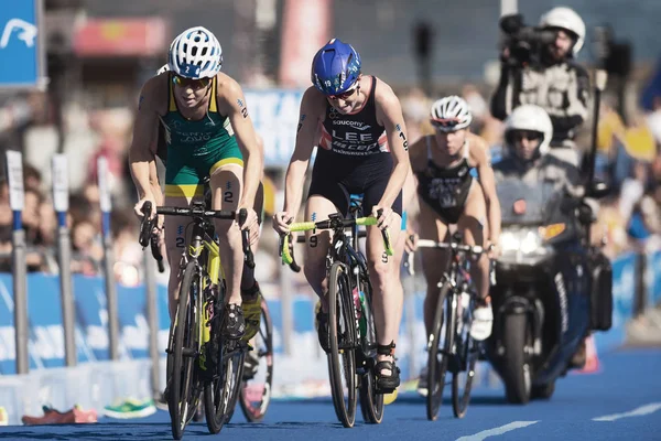 Chasing group cycling in the womens ITU triathlon series — Stock Photo, Image