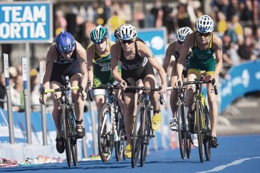 Andrea Hewitt (Nzl) tarafından kovalayan grup kurşun içinde kadın Bisiklete binme 