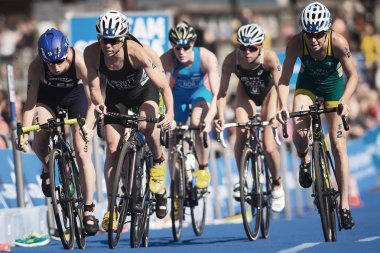 Andrea Hewitt (Nzl) tarafından kovalayan grup kurşun içinde kadın Bisiklete binme 