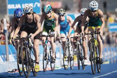 Andrea Hewitt (Nzl) tarafından kovalayan grup kurşun içinde kadın Bisiklete binme 