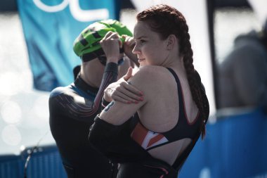 Isınma ve dışarı üzerinde je hazırlanıyor triatlon kadın yüzücüler