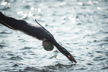 Isınma ve dışarı üzerinde je hazırlanıyor triatlon kadın yüzücüler