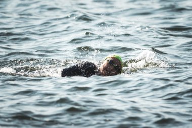 Isınma ve dışarı üzerinde je hazırlanıyor triatlon kadın yüzücüler