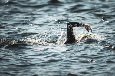 Isınma ve dışarı üzerinde je hazırlanıyor triatlon kadın yüzücüler