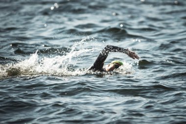 Isınma ve dışarı üzerinde je hazırlanıyor triatlon kadın yüzücüler