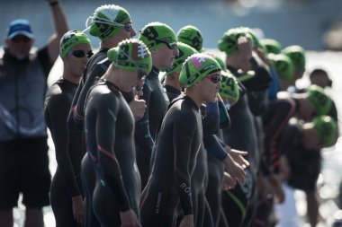 Triatlon kadın yüzücüler başlangıç için hazır.