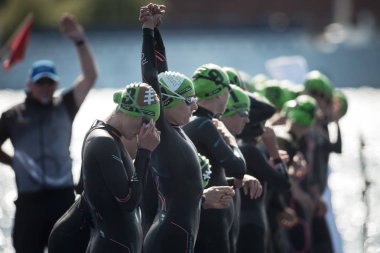 Triatlon kadın yüzücüler başlangıç için hazır.