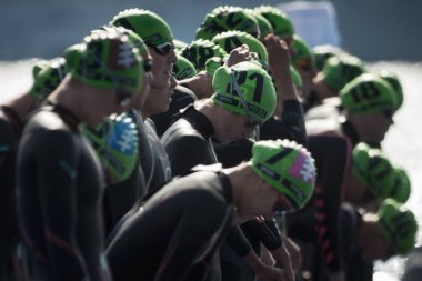 Triatlon kadın yüzücüler başlangıç için hazır.