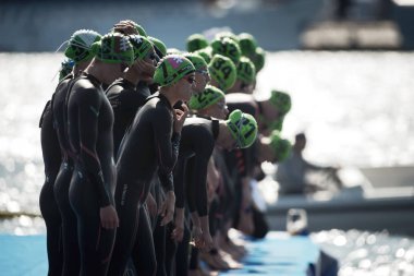 Triatlon kadın yüzücüler başlangıç için hazır.
