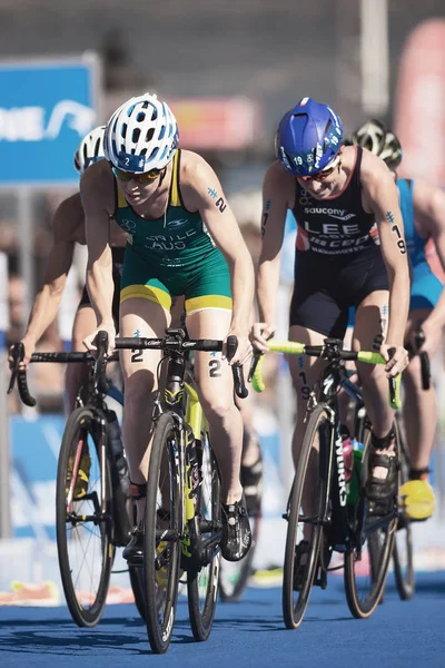 Chasser le cyclisme de groupe dans la série de triathlon féminine de l'UIT — Photo