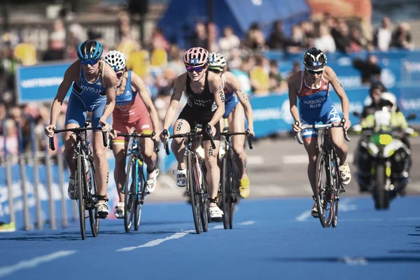 Grupo de perseguição de ciclismo na série mulheres ITU triatlo — Fotografia de Stock