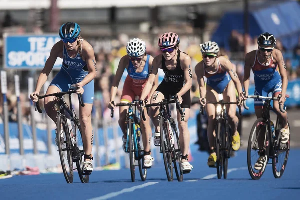 Chasser le cyclisme de groupe dans la série de triathlon féminine de l'UIT — Photo