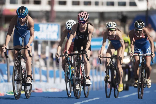 Inseguire il ciclismo di gruppo nella serie di triathlon ITU femminile — Foto Stock